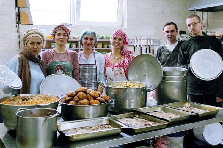 У Луцьку волонтери готують вегетаріанські обіди безхатькам і малозабезпеченим: лучан кличуть долучитись