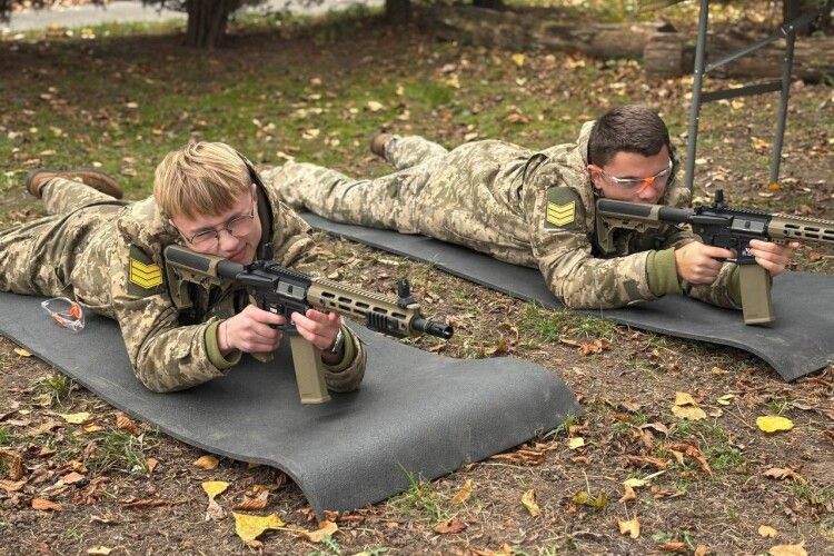 Молодіжний центр Луцька став майданчиком для вивчення мінної безпеки та зброї