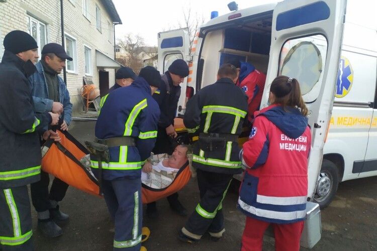 У Горохові рятувальники допомогли лікарям винести з 2-го поверху хворого з інфарктом