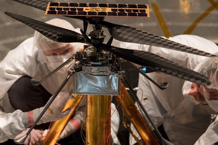 NASA встановило експериментальний вертоліт на марсохід