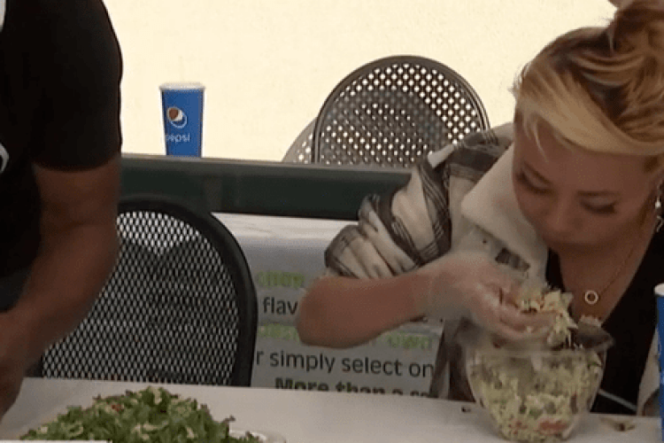 Дівчина виграла конкурс з поїдання салату, обійшовши двох кроликів (Відео)