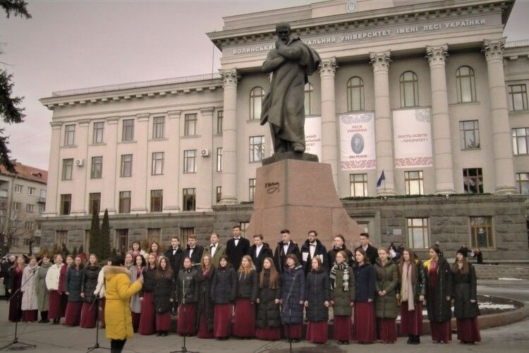 Понад сотня людей у Луцьку прийшла до пам'ятника Шевченку з «Кобзарями» (Фото, відео)