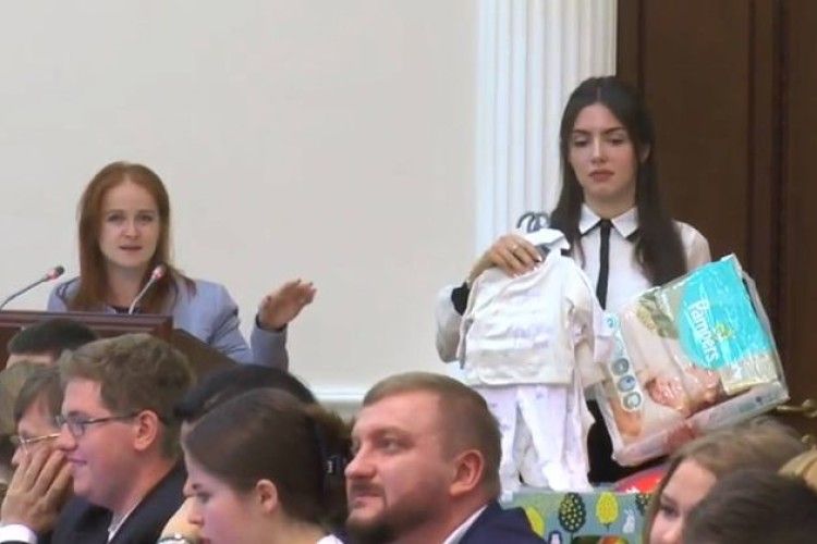 Новонародженим українцям даруватимуть підгузки і пелюшки