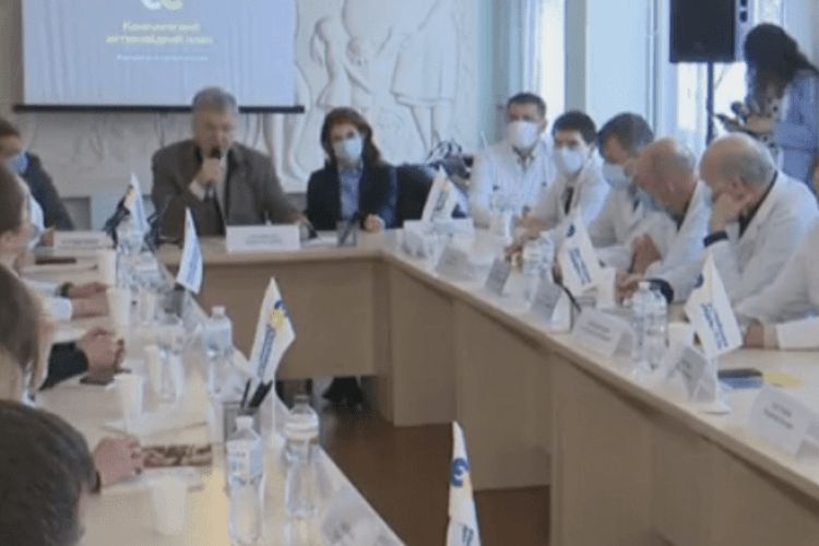 Щодня ми всі маємо дякувати лікарям за порятунок людей – Порошенко у Черкасах