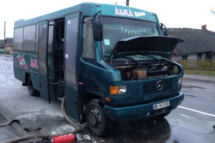 На Рівненщині ледь не згорів автобус