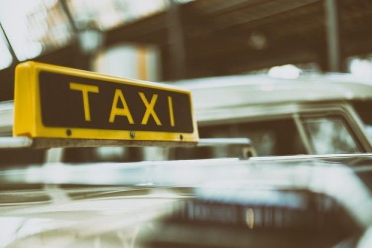 Пасажир таксі «заплатив» водієві ударом по голові