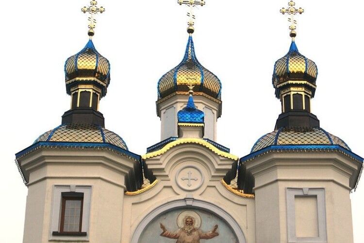 Волинянка обурена діями священника, який посягнув на прапор України у Піддубцях