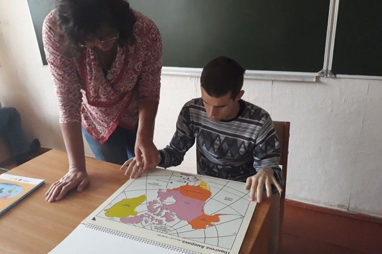 Волинським дітям з порушенням зору подарували рельєфно-графічний Атлас світу (фото)