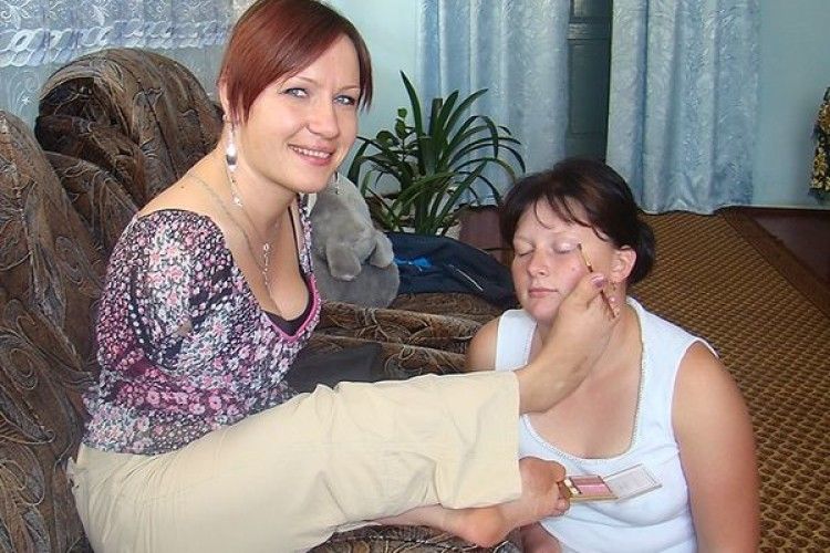 Віра Фещук без рук навчилась робити професійний макіяж та сама виховує двох дітей