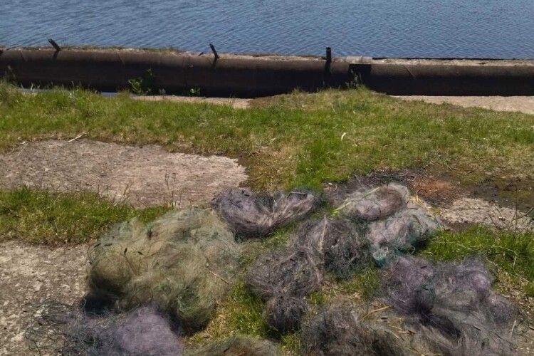 На водоймах Волині вилучили сотні метрів браконьєрських сіток