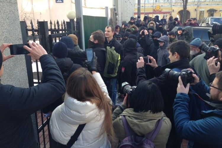 Радикальні націоналісти напали на будівлю Росспівробітництва в Києві