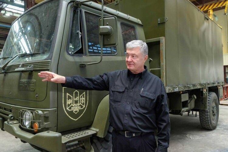 Порошенко збільшує фінансування виробництва техніки для фронту: наша спільна мета – перемога