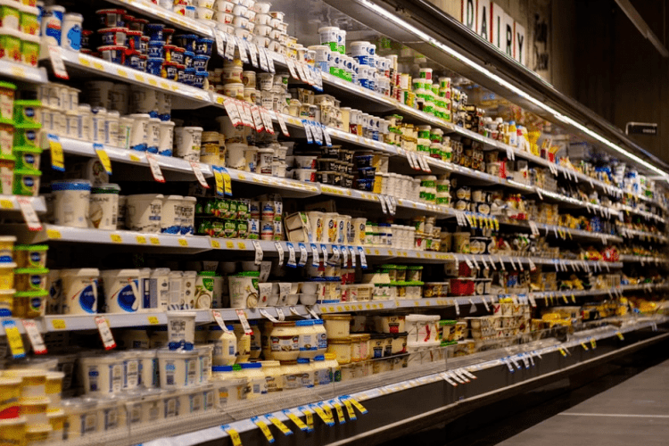 Українців у супермаркетах дурять із цінниками й обманюють з вагою на касах: головні схеми