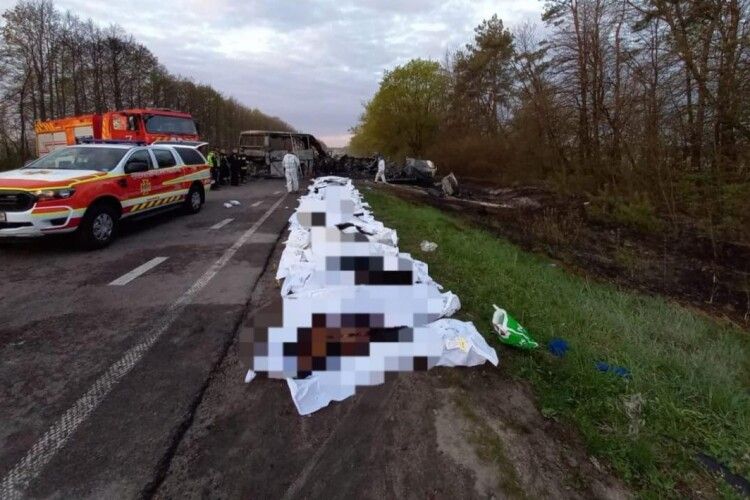 Рідним почали видавати тіла загиблих: подробиці розслідування масштабної ДТП на Рівненщині