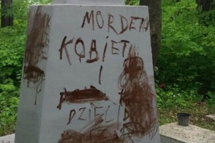 На цвинтарі у Польщі знову понівечили могили українських підпільників