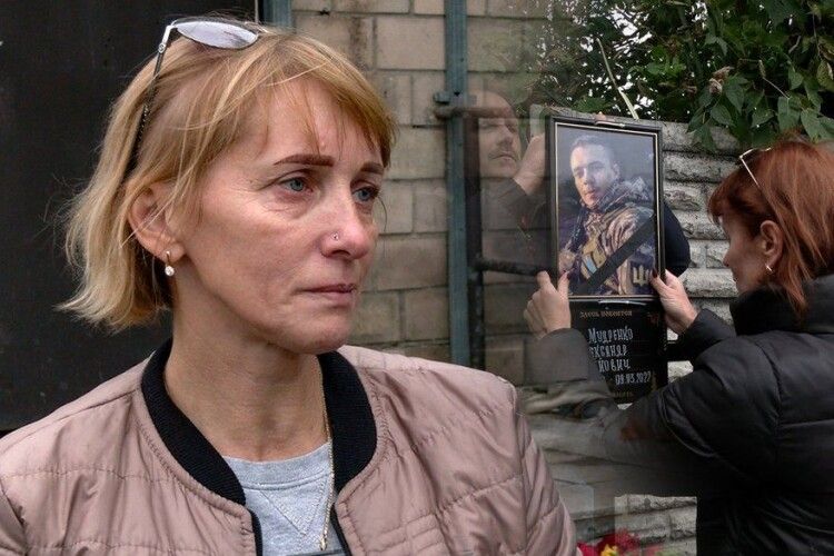 Матір танкіста, який стримував наступ росіян на Чернігів, знайшла місце його загибелі (Відео)