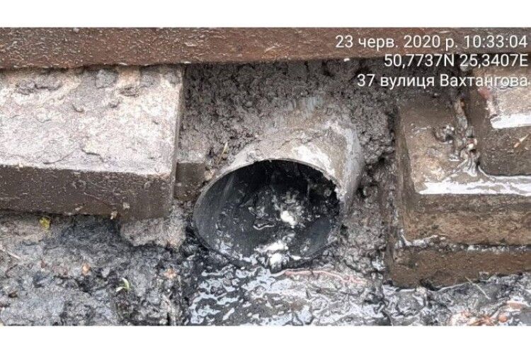 «Луцькспецкомунтранс» виявив незаконне користування каналізацією на околиці міста