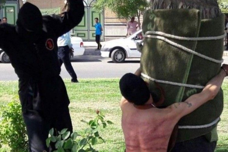 В Ірані відшмагали чоловіка, який випив алкоголь 10 років тому
