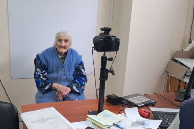 100-річна бабуся оформила свій перший закордонний паспорт