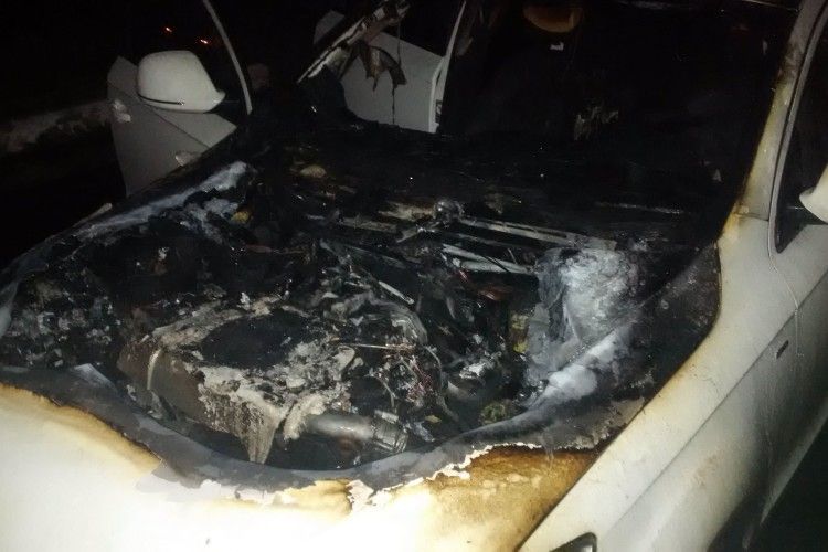 Вогнеборці Рівненщини погасили вогонь під капотом дорогої іномарки