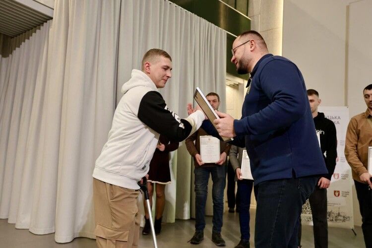 Мер Луцька вручив подяки гравцям ампфутбольної команди громади «Хрестоносці»