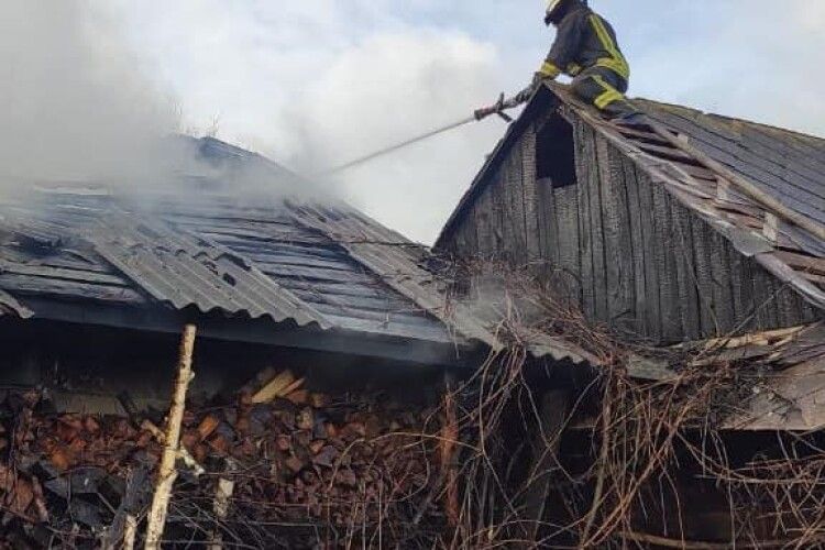На Волині горіла господарська будівля