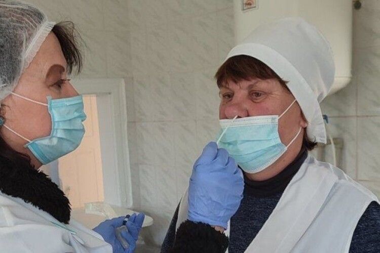 На Волині у понад пів сотні працівників їдалень освітніх закладів виявили стафілокок