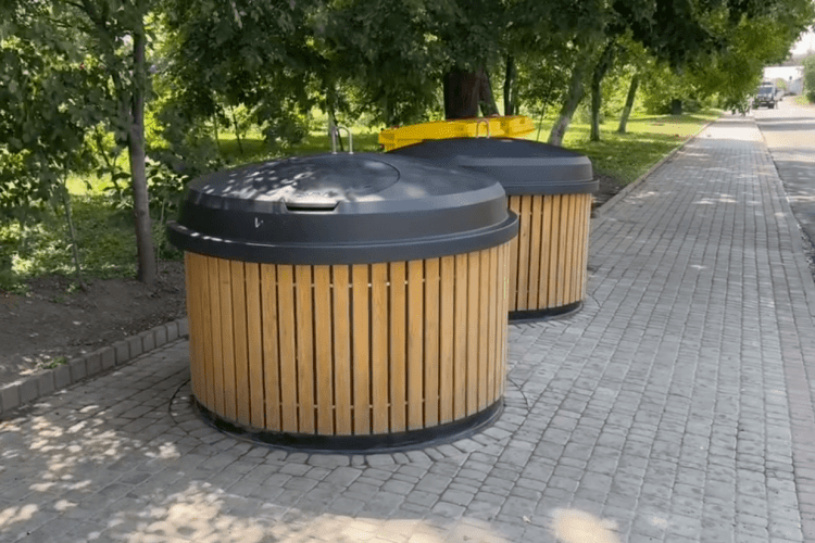 Як працюють підземні контейнери для сміття у Луцьку (Відео)
