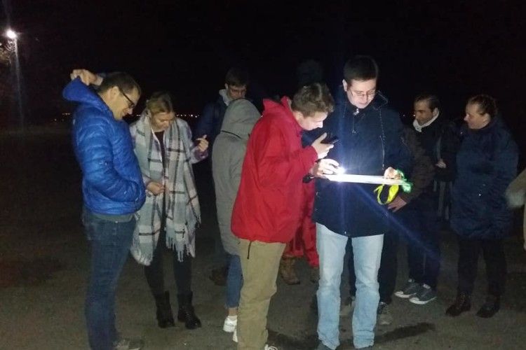 Що люди з ліхтарями і мапою роблять вночі?