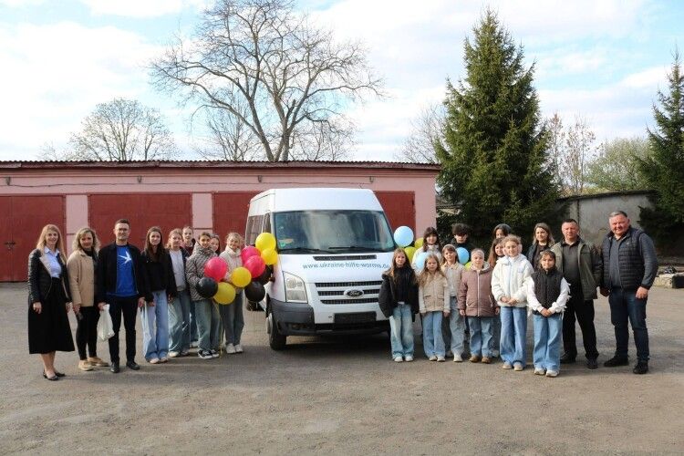 На Волині громаді подарували автобус для обдарованих дітей та молоді