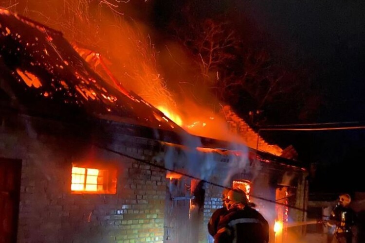 На Волині під час пожежі згоріли сонячні панелі на даху будівлі