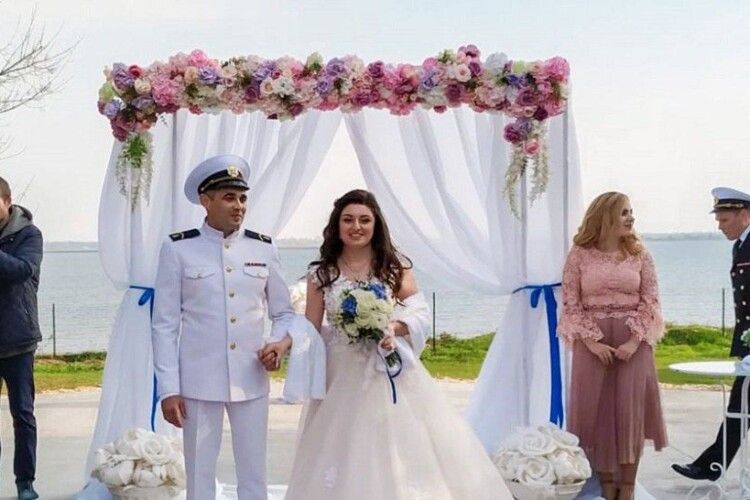 Звільнений український моряк відгуляв весілля 
