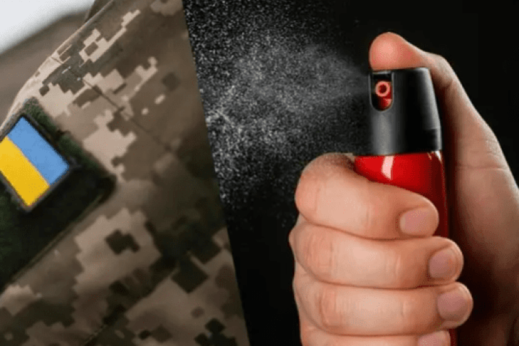 Ніж та сльозогінний газ: на Одещині розшукують нападника на групу оповіщення