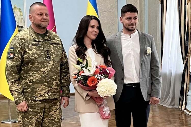 Поки росіяни брехали про загибель Залужного, він з'явився на весіллі