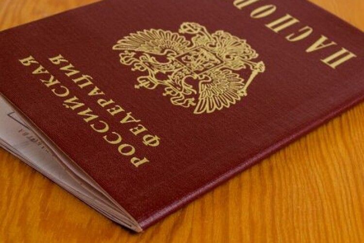 Стало відомо, скільки людей отримало російські паспорти в окупованих Херсонській та Запорізькій областях