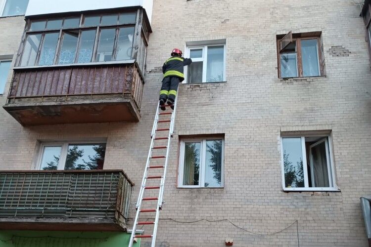 У Луцьку до дверей зачиненої квартири викликали рятувальників