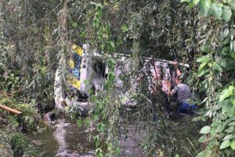 Під Києвом автівка патрульних опинилася в річці, намагаючись затримати правопорушника на мопеді