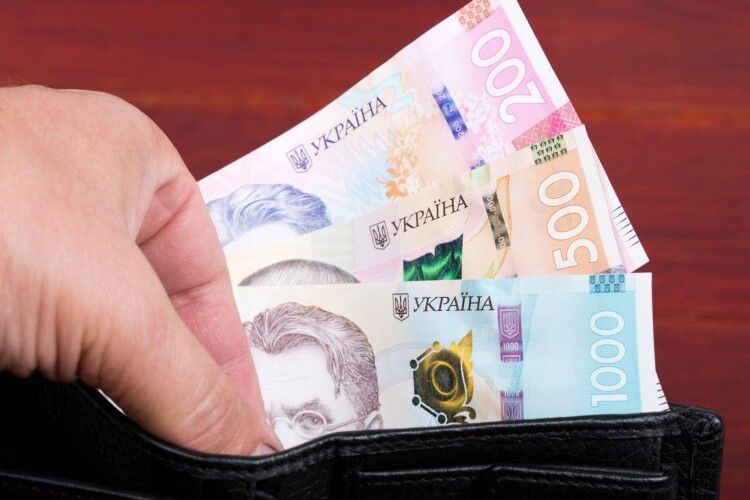 На Волині за місяць середня зарплата зменшилась майже на 4 відсотки