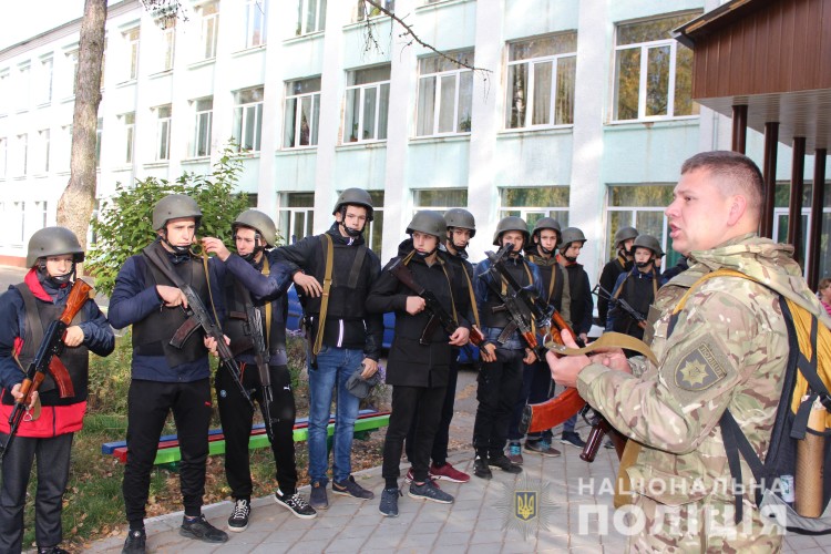 Гощанські школярі озброїлися автоматами й відбили наступ «злочинців» 