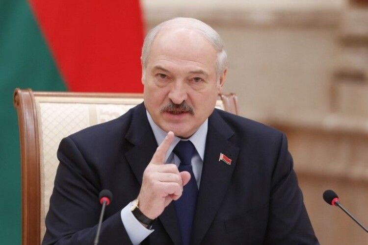 Лукашенко не забороняв червоно-чорний прапор. Російські ЗМІ запустили фейк