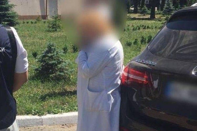 Кадровики двох волинських лікарень попалися на хабарі