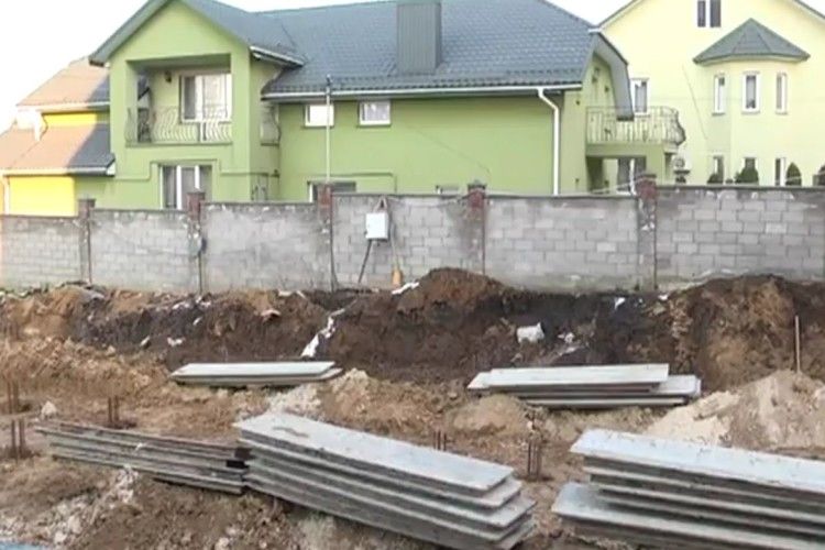 Будівництво багатоквартирного будинку у Рівному обурило сусідів-мешканців приватних садиб (Відео)