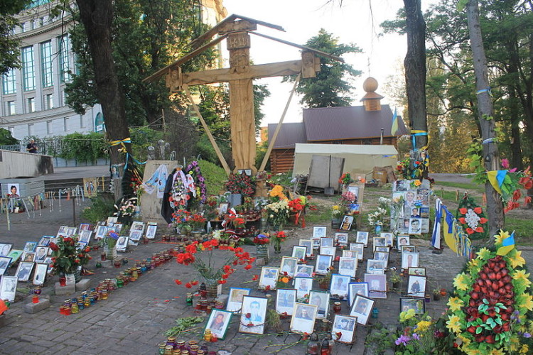 У пам’ять про Героїв Небесної Сотні українці вишукуються у живий ланцюг