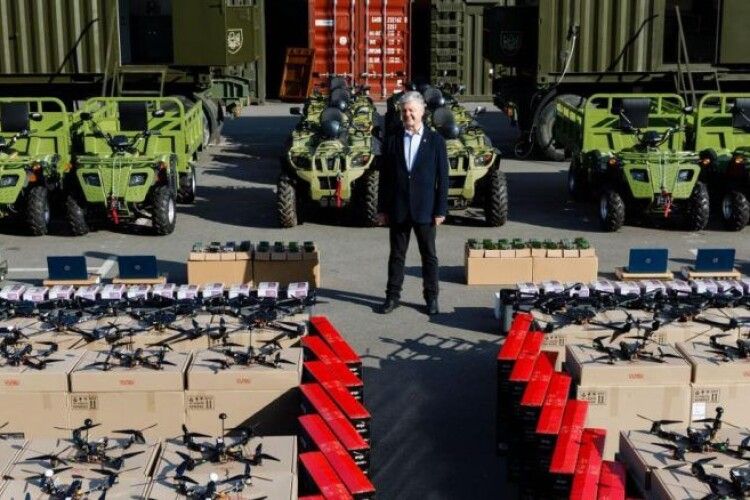 Тисяча FPV-дронів, екскаватори, квадроцикли і РЕБи – Порошенко везе черговий вантаж на фронт