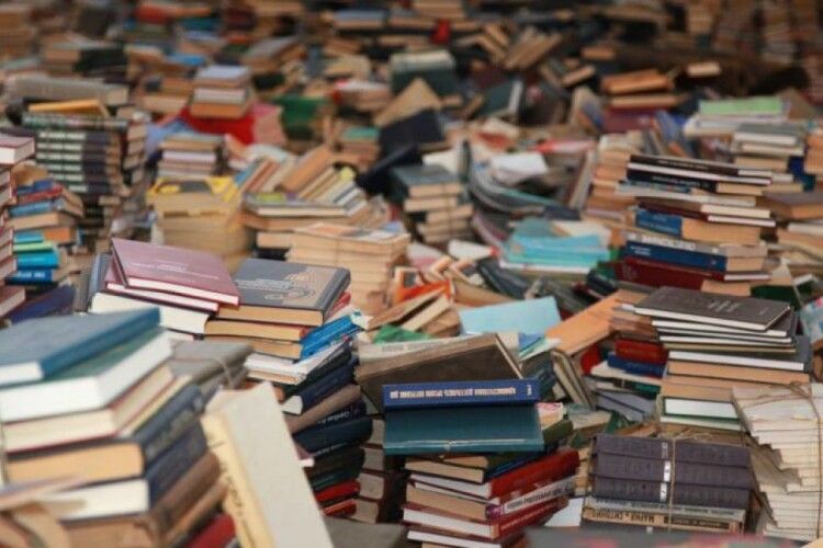 Кияни здали на макулатуру 25 тонн російських книжок на 100 тисяч гривень
