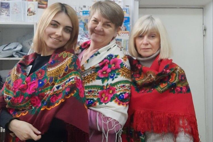 Луцькі поштарки підтримали українську традицію (Фото, відео)