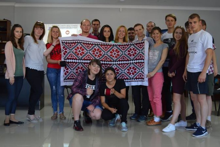 Діти зі Сходу поклали хрестики єднання на вишиванку для пам’ятника Кобзарю
