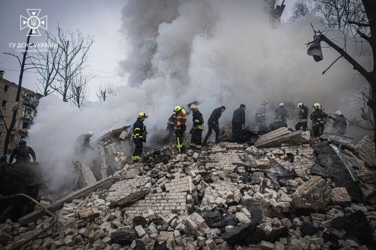 З-під завалів зруйнованого будинку у Харкові продовжують рятувати людей (Відео, фото)