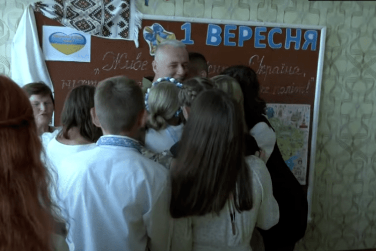 Учитель з Волині, що воює на передовій, приїхав привітати своїх учнів з 1 вересня (Відео)
