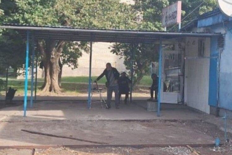 У Луцьку демонтували незаконний торговий павільйон